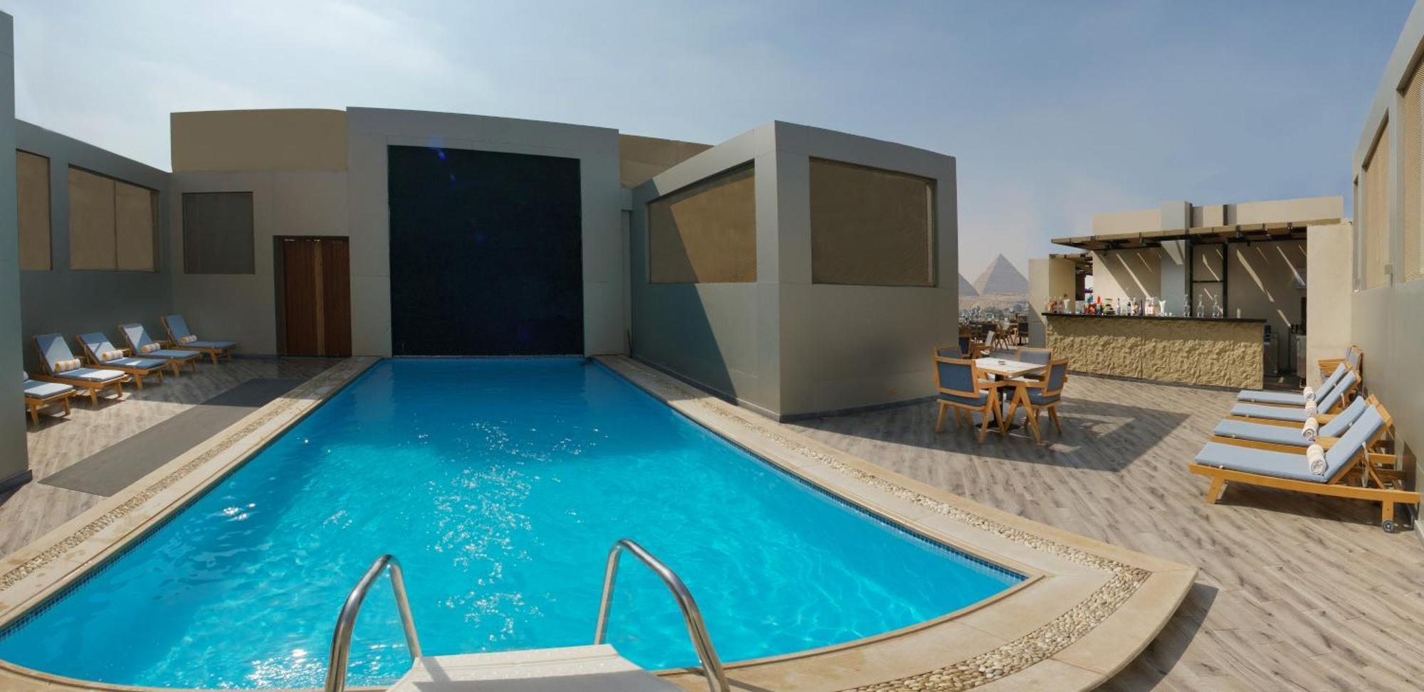 Pyramids 4*